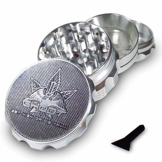 GHODT NOTCH Grinder Silber – 4-teiliger Aluminium-Grinder geöffnet mit Mahlkammer und Schabekarte