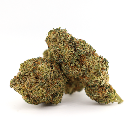 COOKIES Apples & Bananas – getrocknete Hemp Infused Flower Buds, dicht und trichomreich, auf weißem Hintergrund